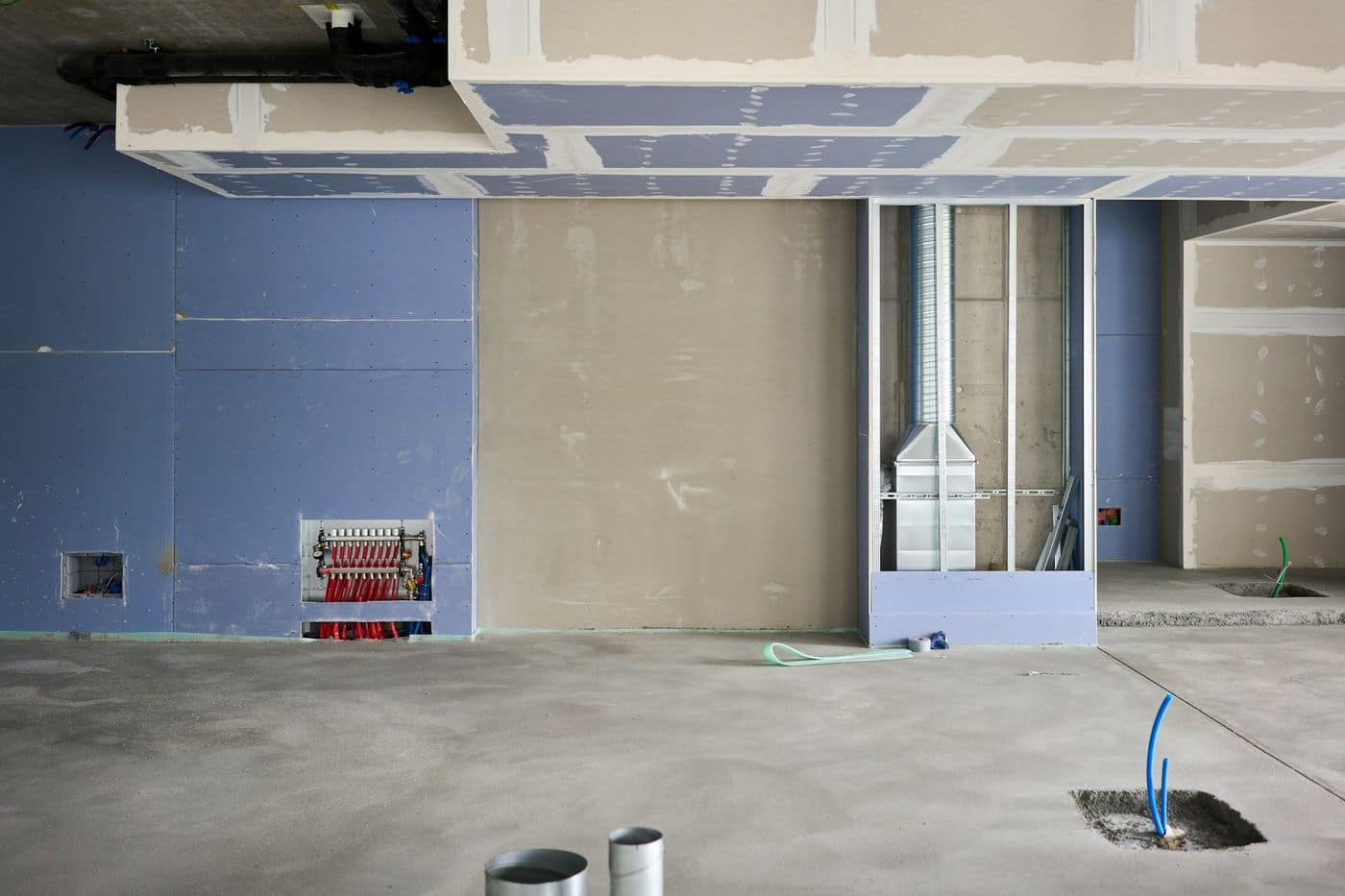 Tidy interior site under work with new gypsum false-ceiling boards, boarded walls and screeded floor